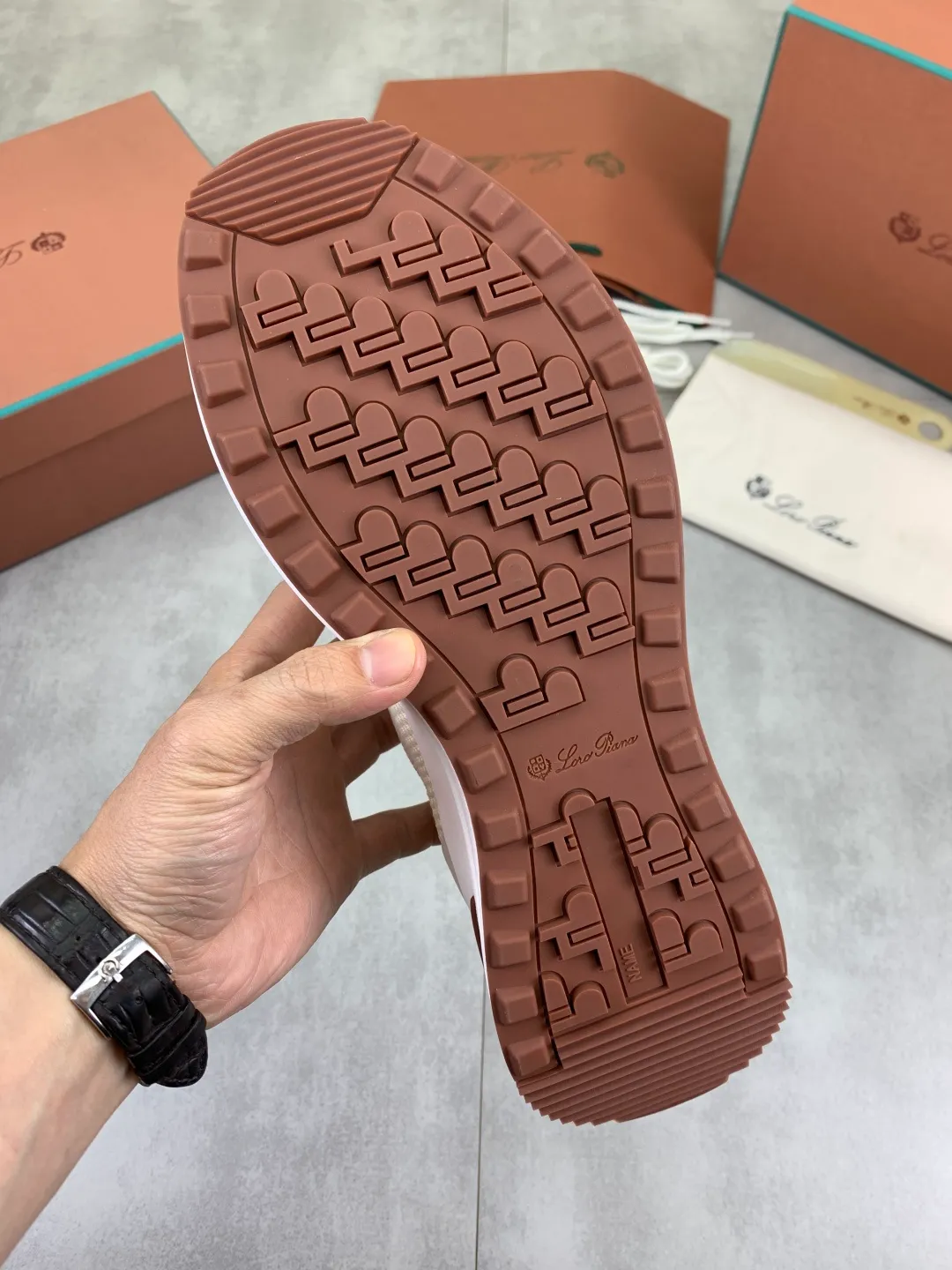 Men's men's shoes 💰P542 New style 💰High quality The latest casual shoes Loro Piana 💯Top grade💯Buy the original copy💯 Founded the existing Loro Piana company on April 24, 1924. The family has been operating for the sixth generation, providing top quality products to customers who are discerning in taste and quality. Imported original fly woven fabrics with cowhide fabric, plain calfskin lining, hand-stitched threads with cowhide feet, original packaging, high-end outsole, size: 38-46, multiple colors available, complete package